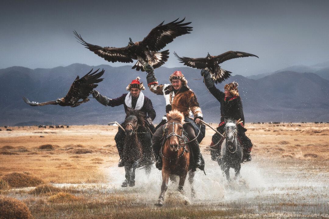 Photos: The Profound Bond Between Mongolia’s Last Eagle Keepers and Their Mighty Birds