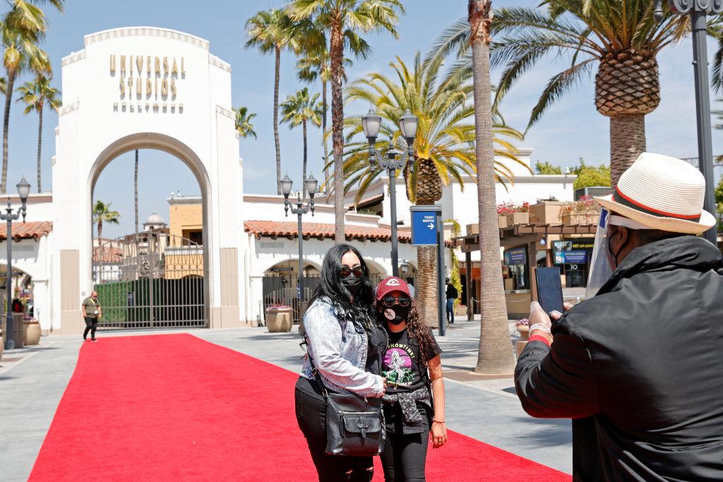 Universal Studios, Six Flags Will Not Require Face Masks Despite LA’s ‘Mega Event’ Order