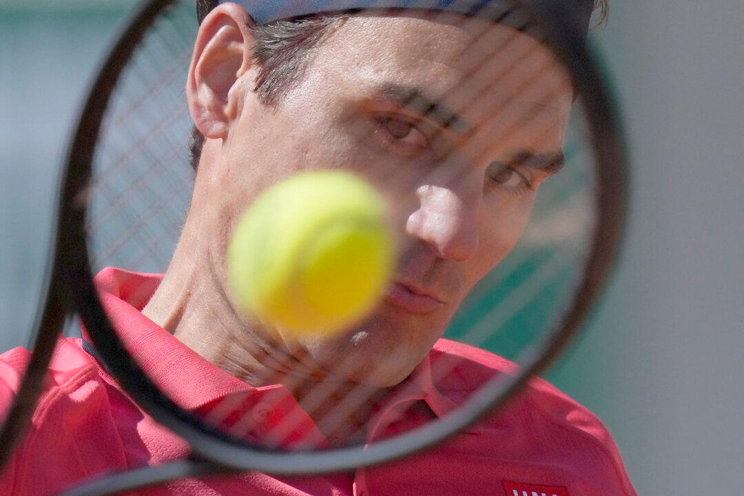 Le Grand Retour: Federer Wins Return to Paris, Slam Action