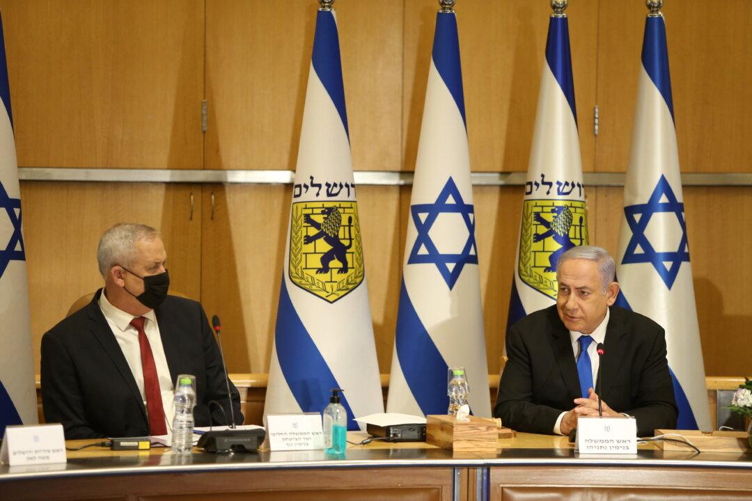 Israel’s Lapid Enlists Gantz, Moves Closer to Unseating Netanyahu