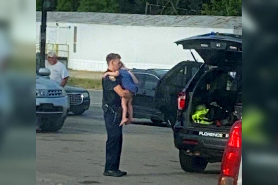 Photo of Alabama Police Officer Comforting Child After Machete Attack Goes Viral