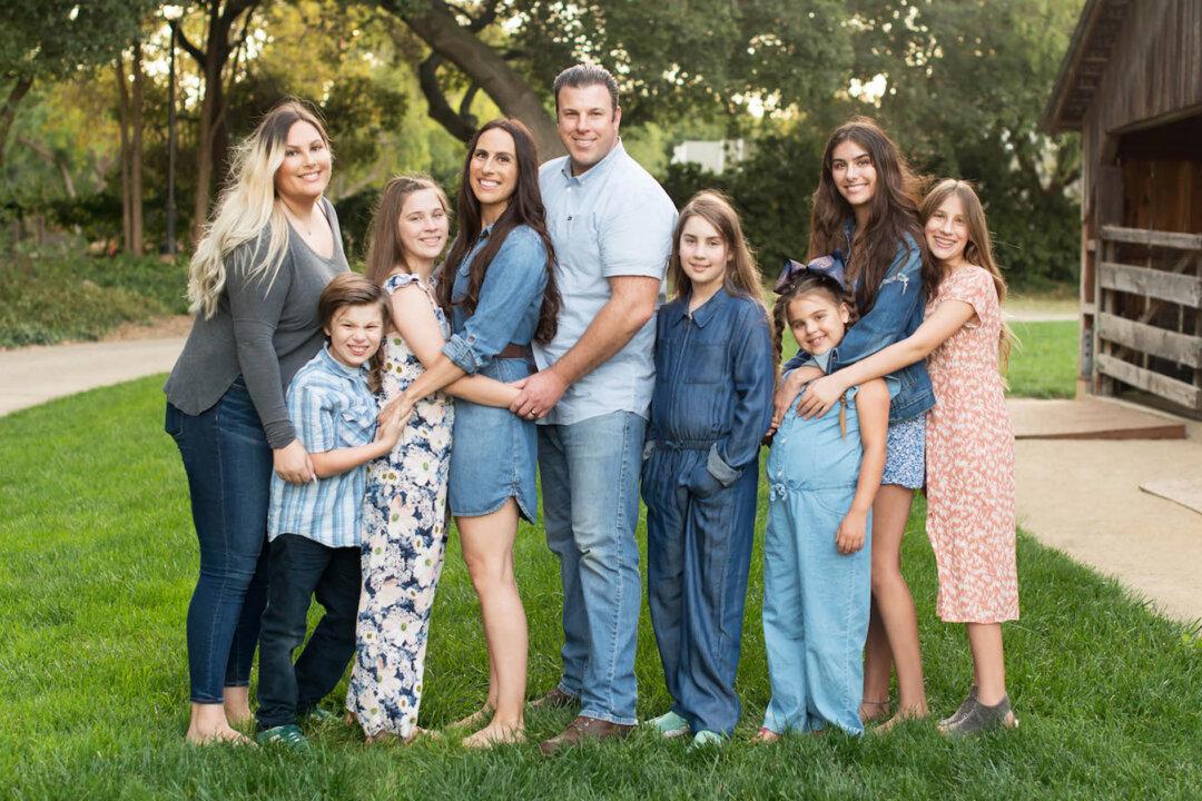 Mom of 7 Gives Birth to 3 Sets of Twins: ‘I Wouldn’t Change It for the World’