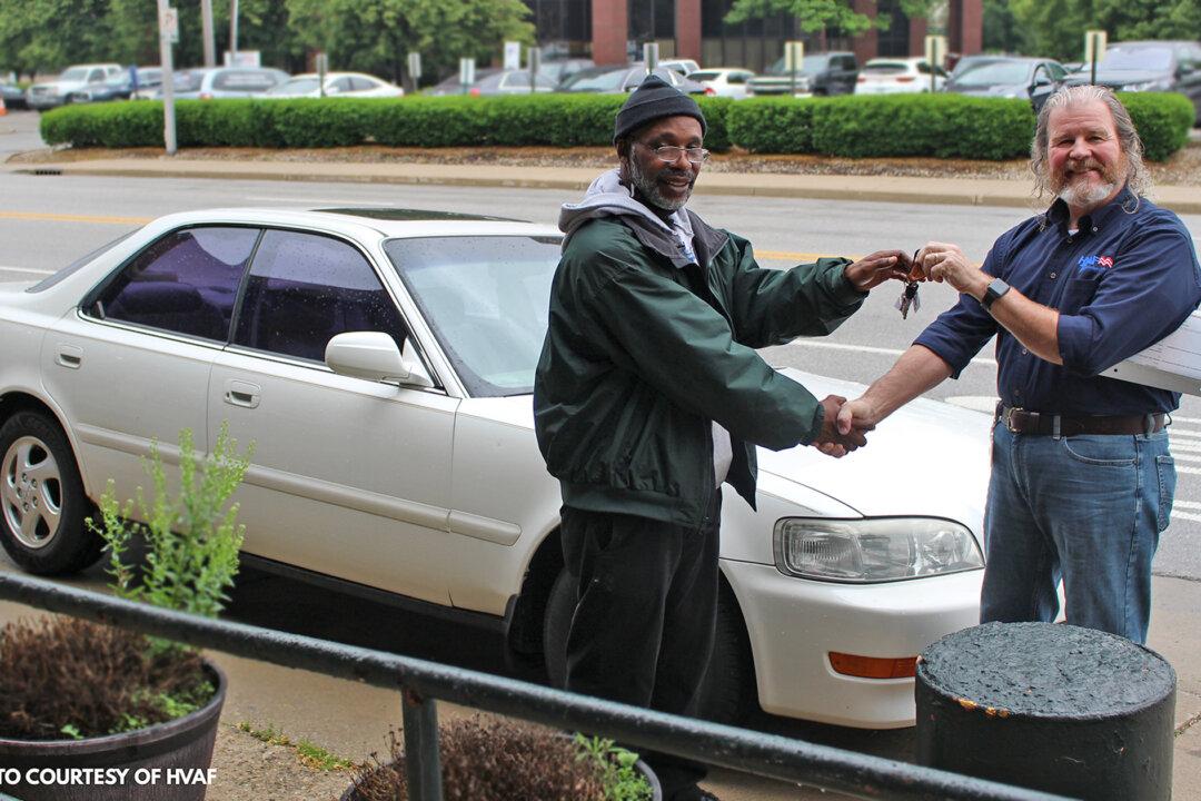 ‘Patriotic Donor’ Gifts Car to Navy Veteran Waking at 3am to Catch the Bus to Work