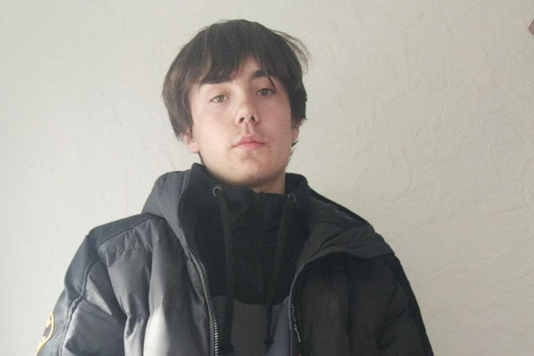 16-Year-Old Boy Saves Struggling Homeless Man Ignored by Pedestrians by Performing CPR