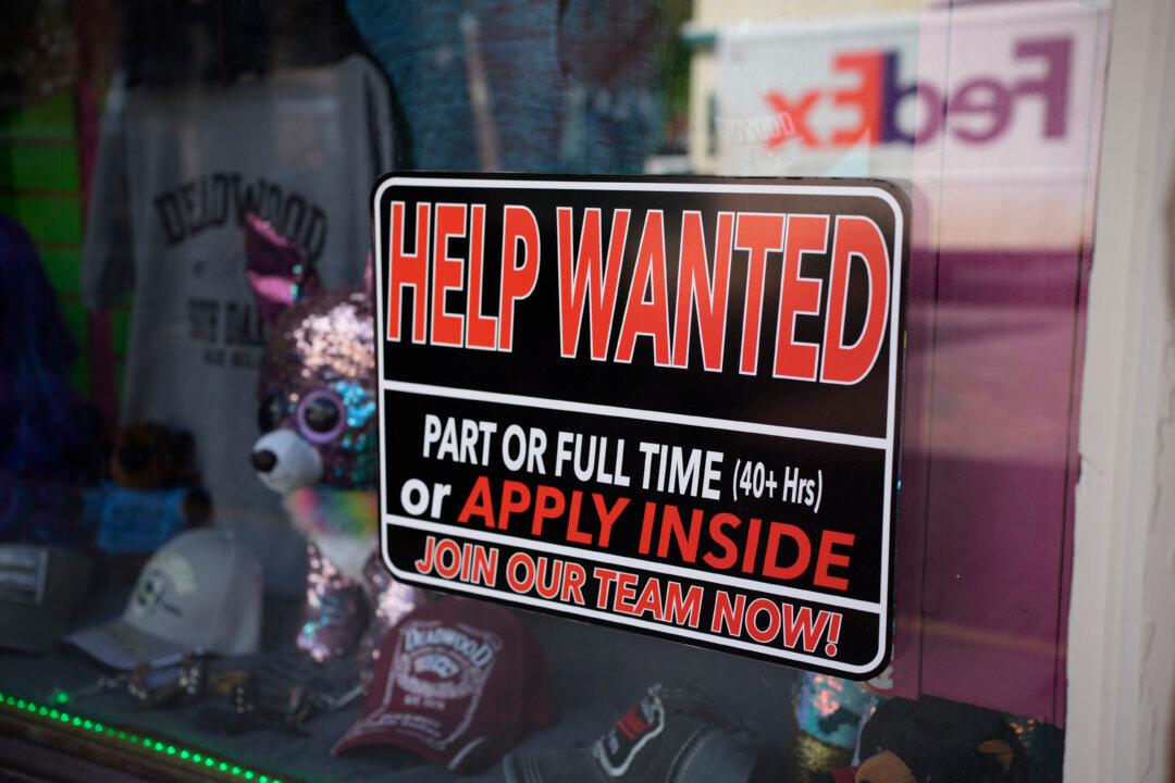 US Adds 559,000 Jobs as Firms Still Struggle to Fill Positions