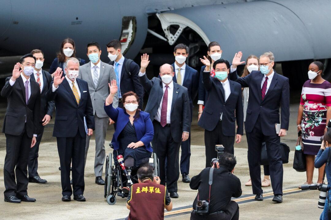 US Military Aircraft Makes Lightning Visit to Taiwan