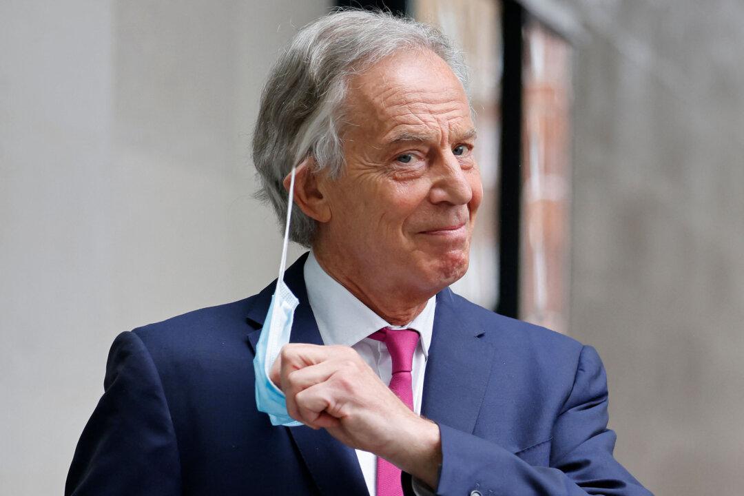 Tony Blair Calls for Distinguishing of Vaccinated and Unvaccinated
