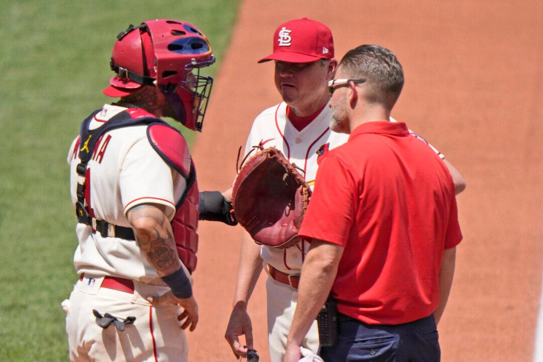 Molina Hurts Knee on Foul Tip as Cardinals Lose to Red 5–2