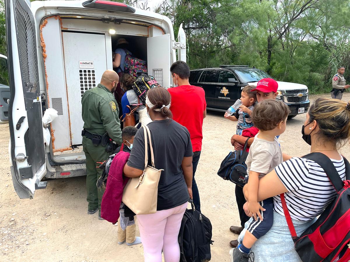 Texas Agents Apprehend 3 Large Groups of Illegal Immigrants