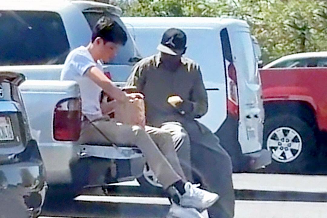 Touching Video Shows Teen Buying Homeless Man Lunch at Taco Bell, Joining Him for Meal
