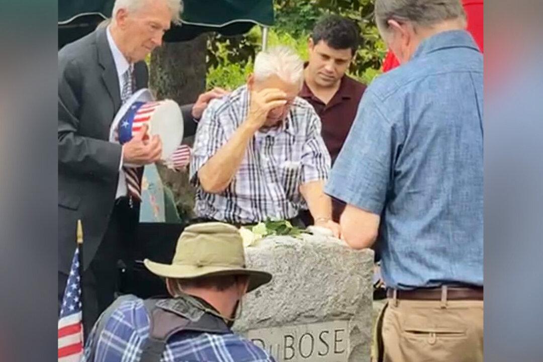 96-Year-Old WWII Veteran Travels 900 Miles to Visit Grave of Serviceman Who Saved His Life