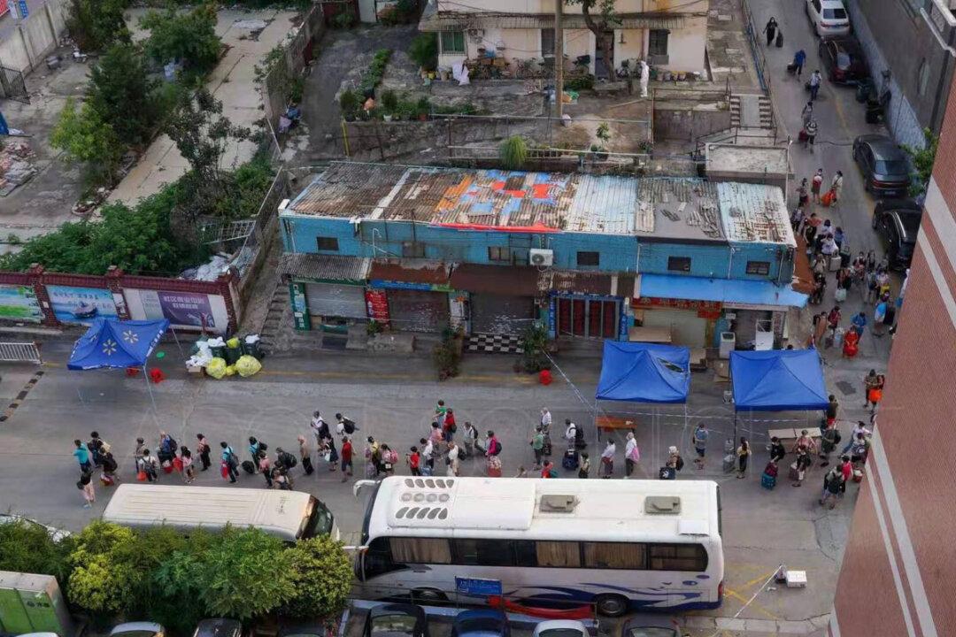 Thousands of Soldiers and Guards Stationed at China’s Community Worst Hit by Virus: Insider