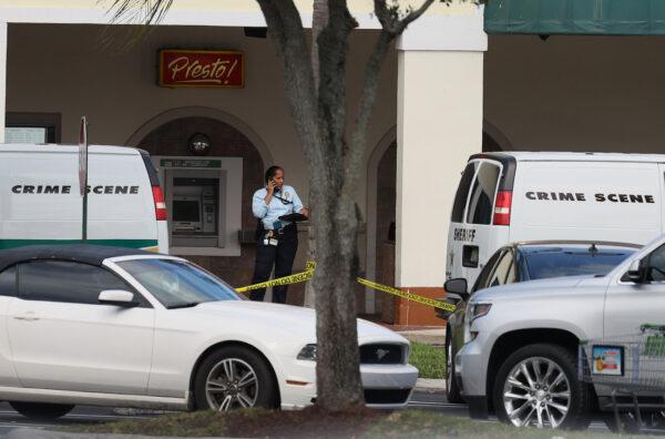 A law enforcement officer stands outside of a Publix supermarket in Royal Palm Beach, Florida on June 10, 2021. (Joe Raedle/Getty Images)