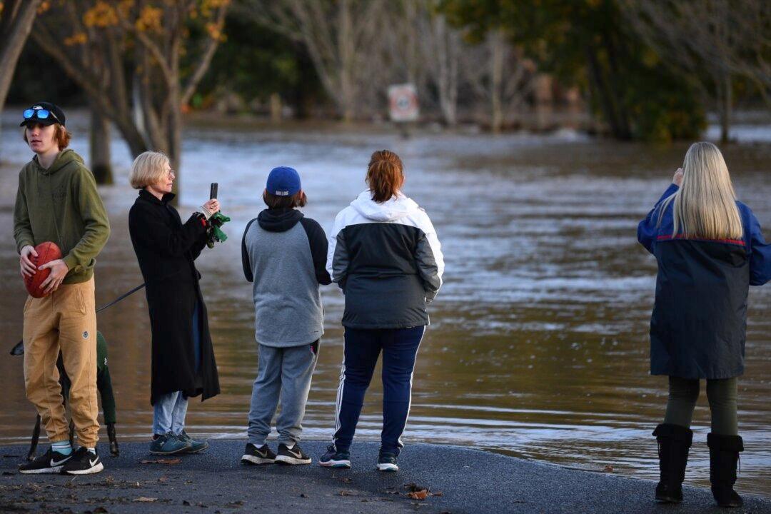 Thousands of Victorian Residents Without Phone or Power