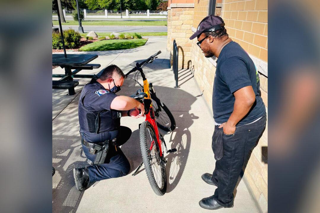 Taco Bell Employee Has Bike Stolen Outside Restaurant—so Police Officer Gets Him a New One