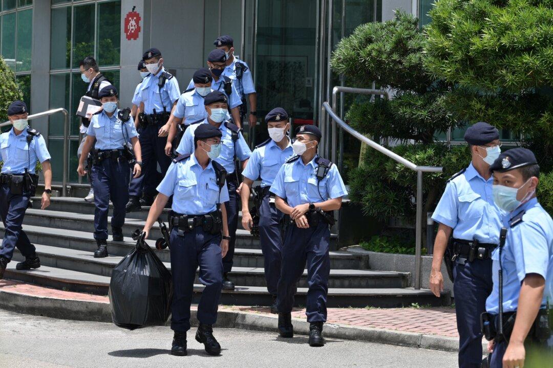 Hong Kong Police Raid Newsroom of Pro-Democracy Paper, Arrest Executives