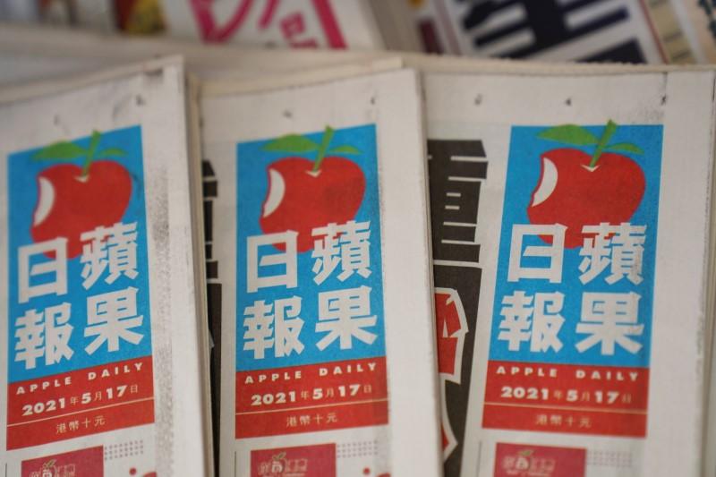 HK’s Apple Daily Says Police Arrest 5 Directors in Latest Blow to Free Press