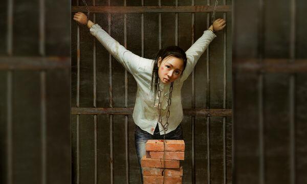 A painting depicting the “hanging bricks around the neck” torture method. It is one of the most common tortures used to break the spirit of jailed Falun Gong practitioners and coerce them to renounce their faith. (FalunArt.org)