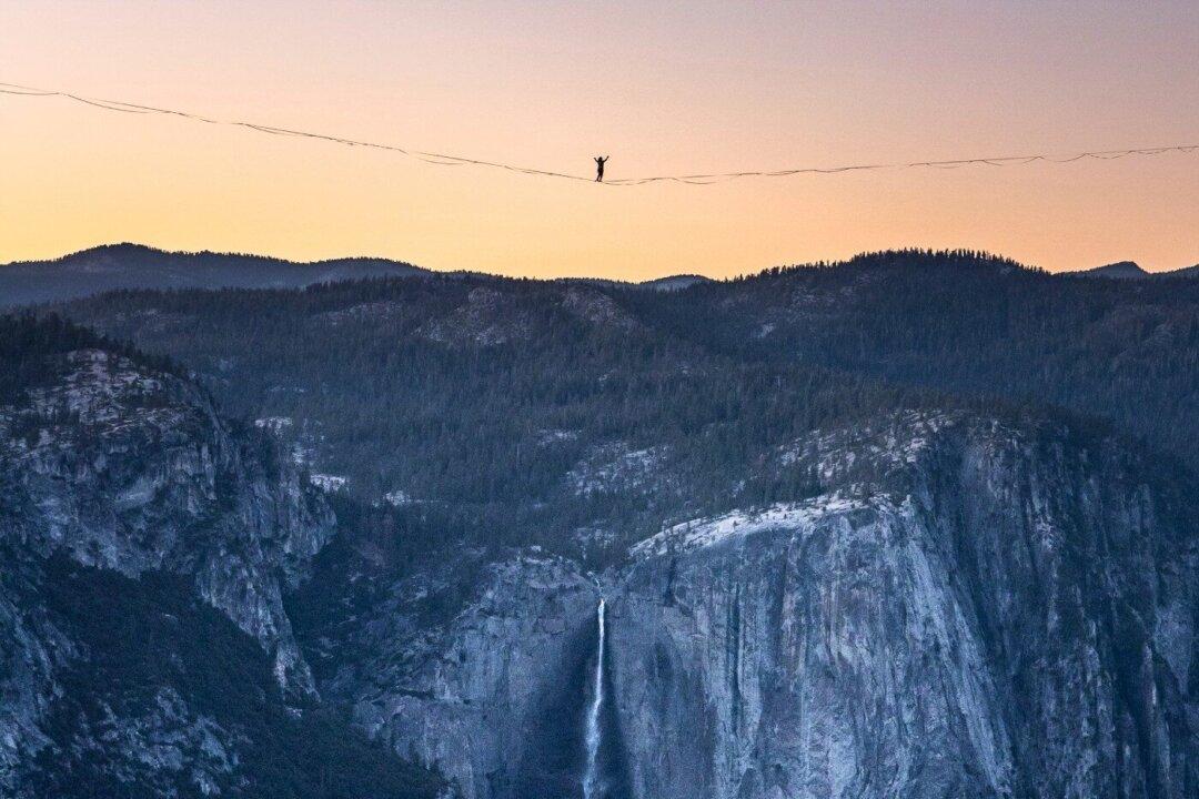Brothers Set Record Crossing Large Gap in Park on a Highline