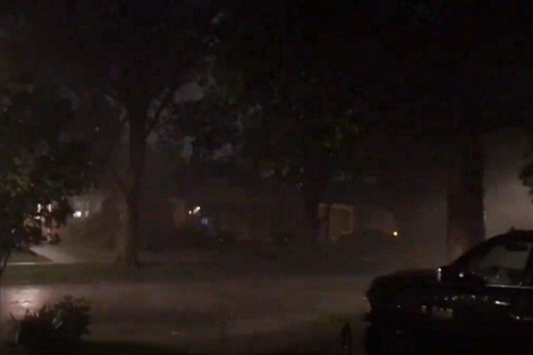 Thunderstorms Batter Chicago Area, Leave Thousands in the Dark