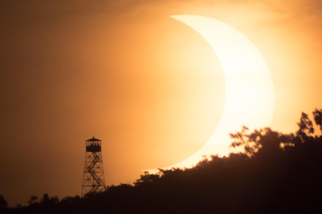 Photographer’s Solar Eclipse Image Is Perfect Replica of Sketch He Shared the Night Before