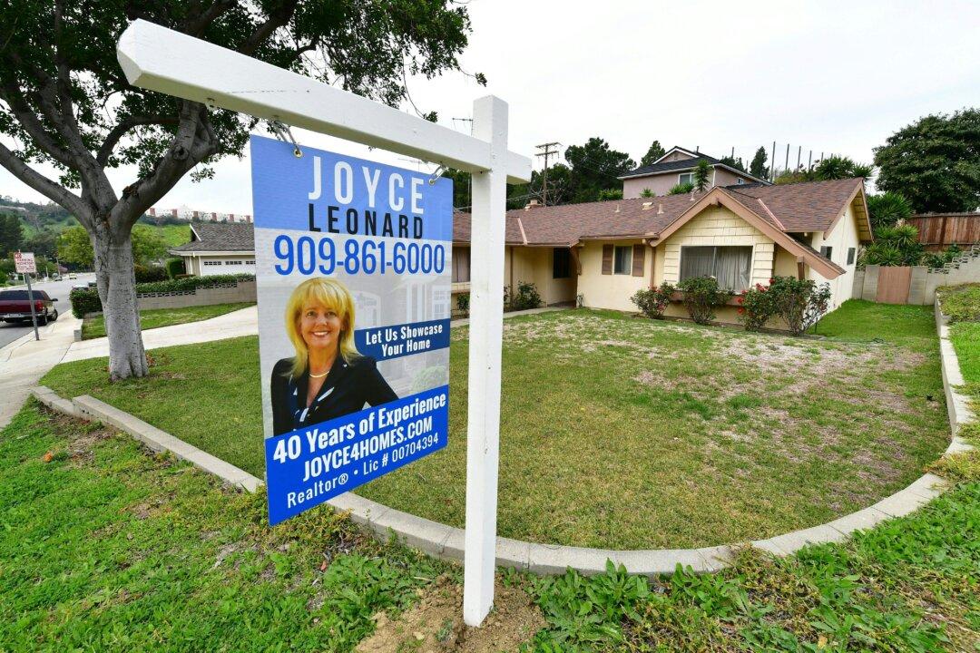 Record-High US House Prices, Tight Supply Weigh on Sales