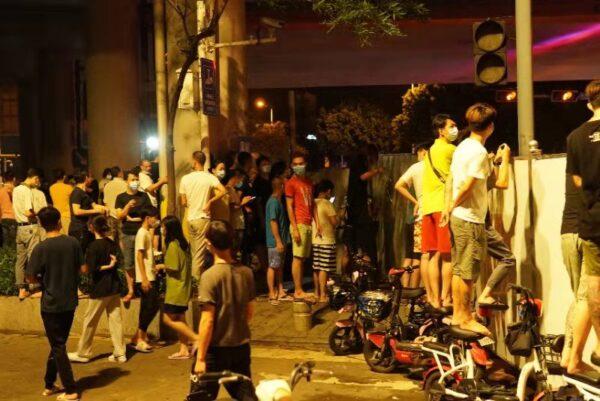 Hundreds of protesters from Luocun village, Dali town, Guangdong Province, China, gather on June 21, 2021, demanding that the more than 20-day lockdown be lifted. (Courtesy: interviewee of The Epoch Times)