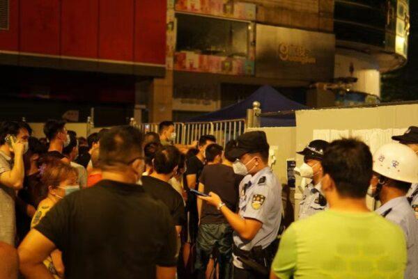 Hundreds of protesters from Luocun village, Dali town, Guangdong province, China, gather on June 21, 2021. (Courtesy: interviewee of The Epoch Times)