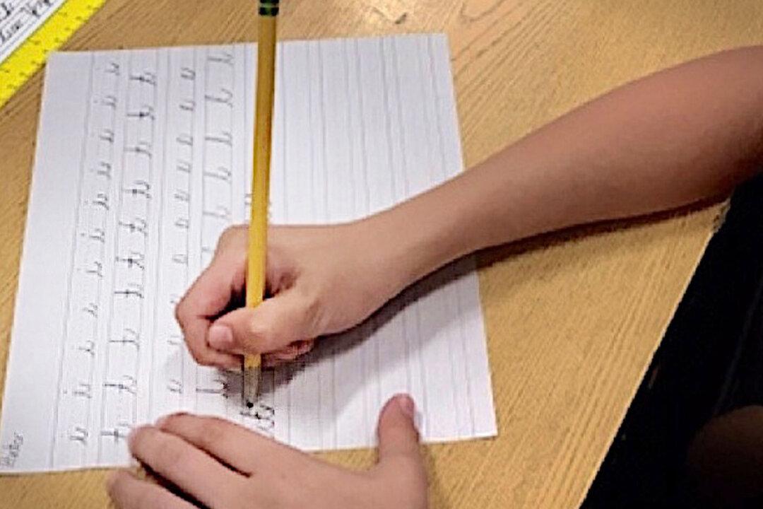 91-Year-Old Teaches Cursive to Arizona Students to Keep Art of Handwriting Alive