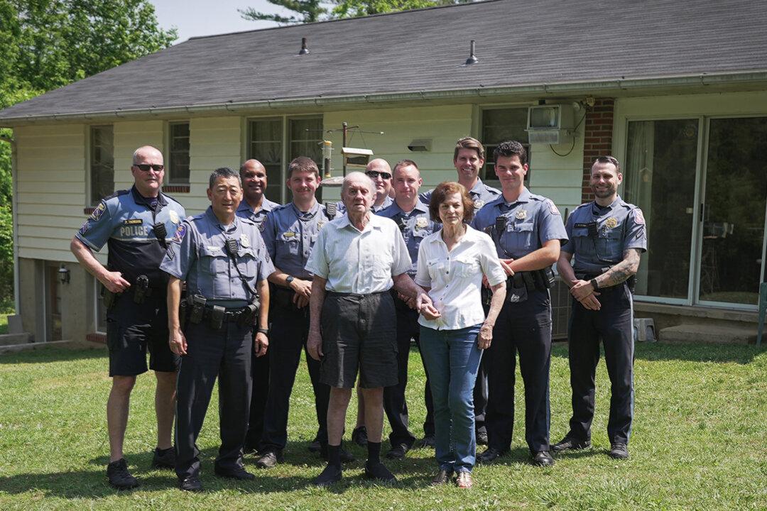 Video: Officers Fix Elderly Couple’s Roof After Contractor Scams Them Out of $33,000