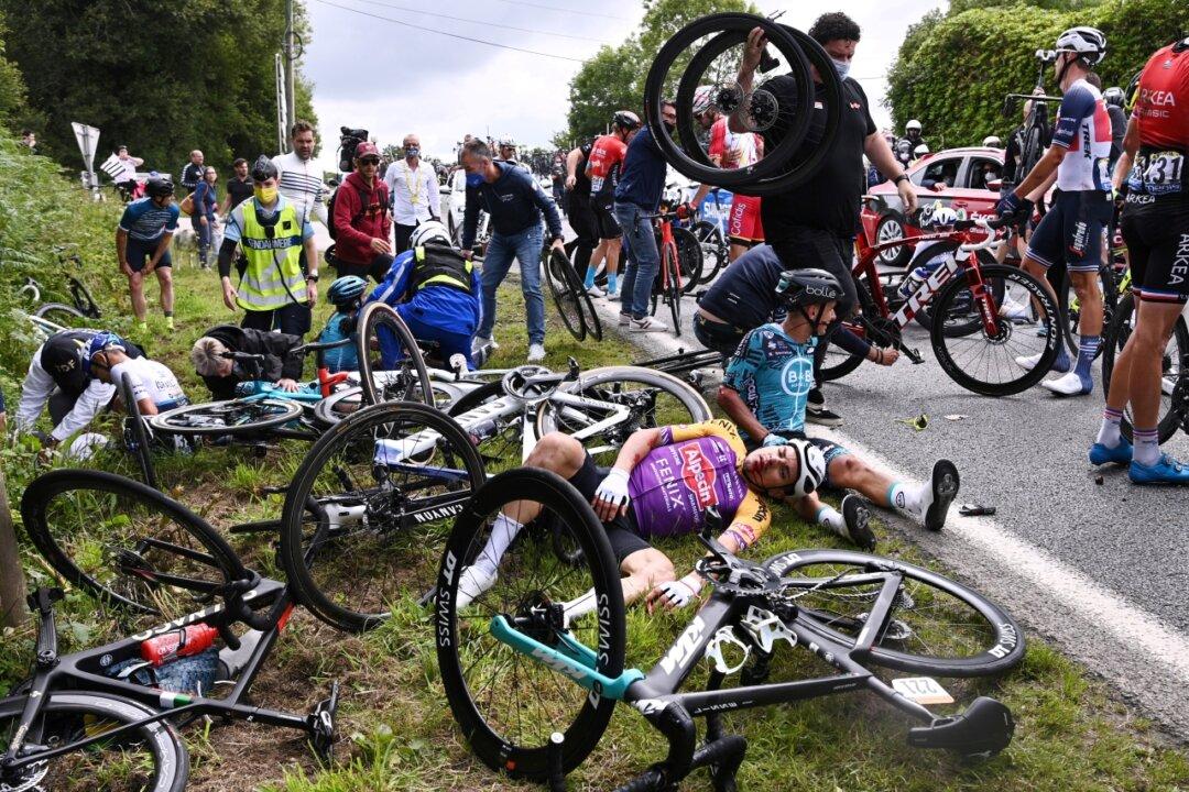 Spectator Who Caused Tour de France Crash Still at Large