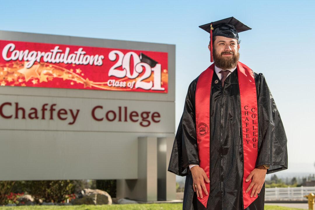 Student Who Slept in His Truck Overcomes Odds to Become Class Speaker at College Graduation