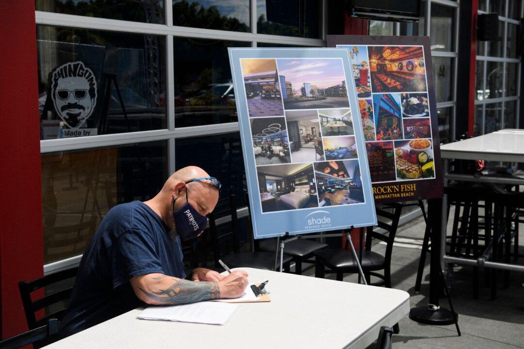 Weekly Jobless Claims Fall to Pandemic-Era Low