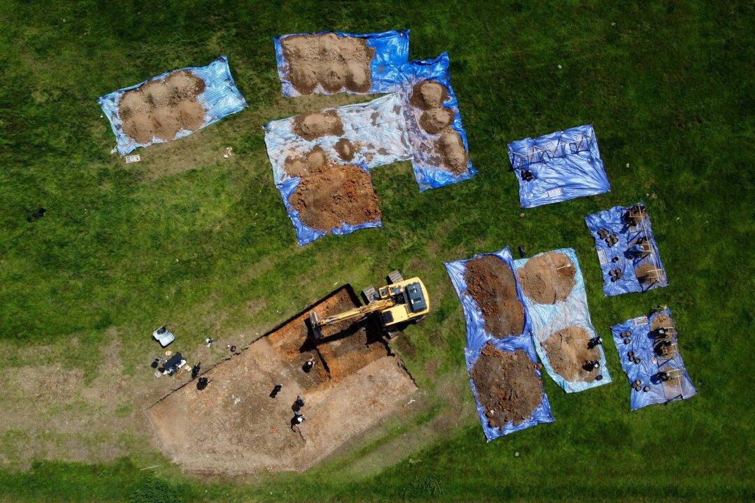 Site of 1944 Bomber Crash in UK Being Dug Up in Effort to Bring US Air Crew Home