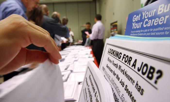 Unemployment Claims in US Rise Slightly to 206,000