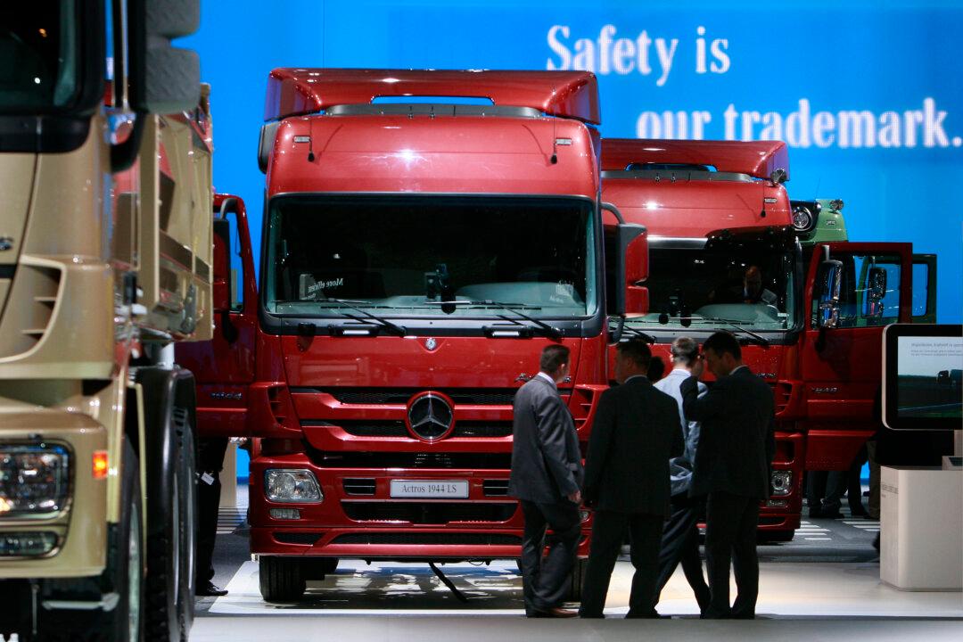 Daimler Truck Expects Gradual Ramp-Up of Electric Trucks Due to Cost