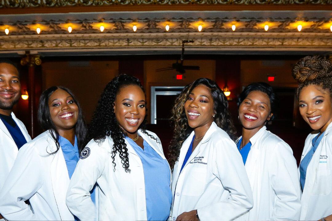 Viral Photo Depicts 6 Siblings Who Practice Medicine, Following in Parents’ Footsteps