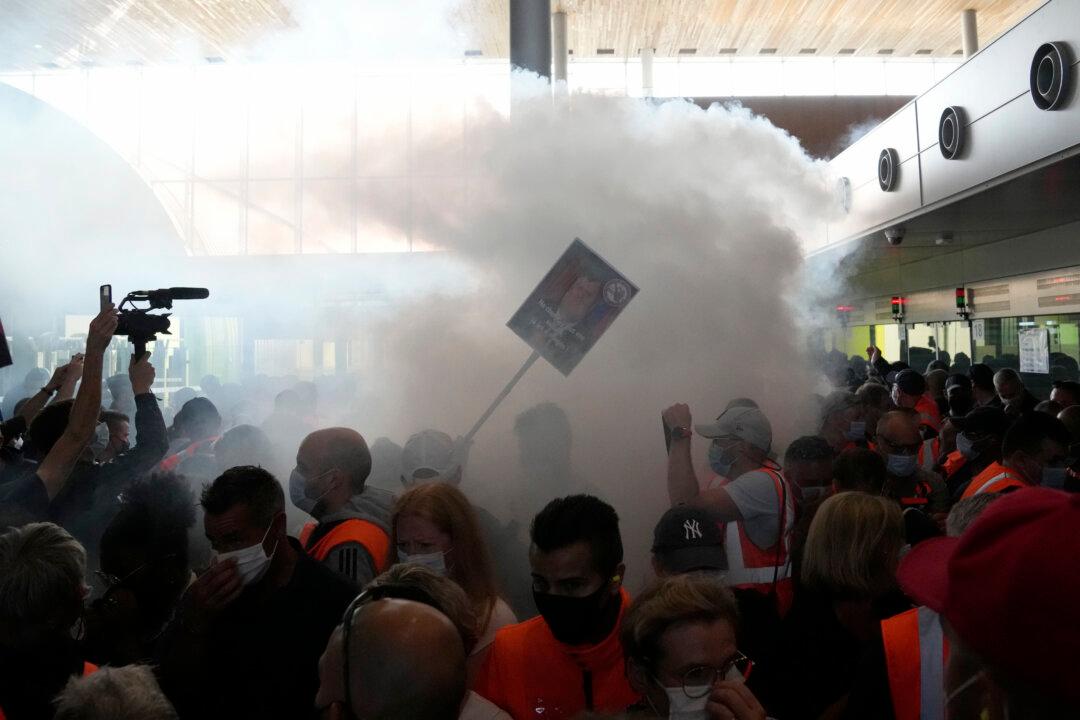 Paris Airport Workers Block Terminal to Protest Pay Cut