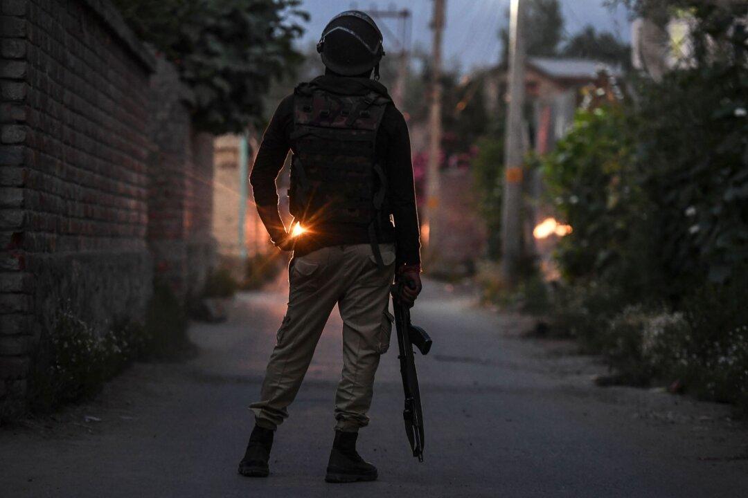 5 Suspected Rebels, Indian Soldier Killed in Kashmir