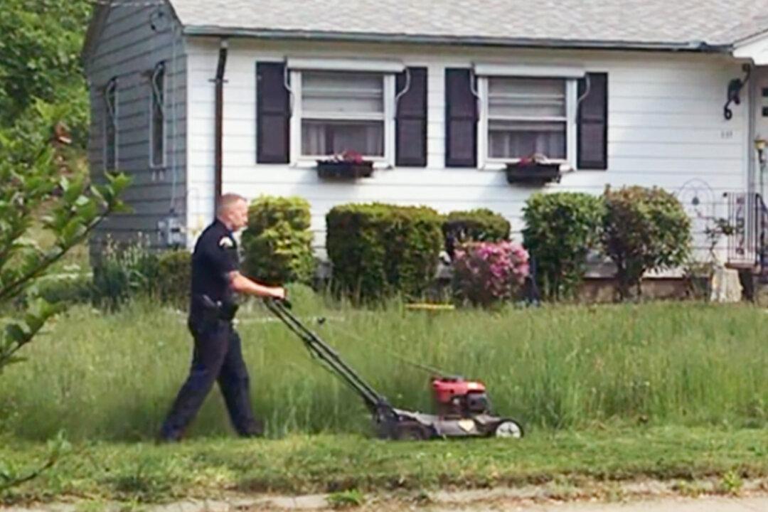 Rhode Island Police Officer Mows a 73-Year-Old Woman’s Lawn After Noticing the Overgrown Yard