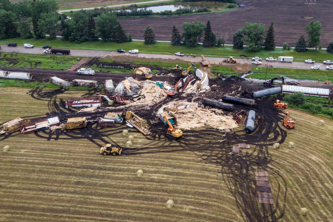 Train Derails in Canada, Spilling Timber and Tar Sands
