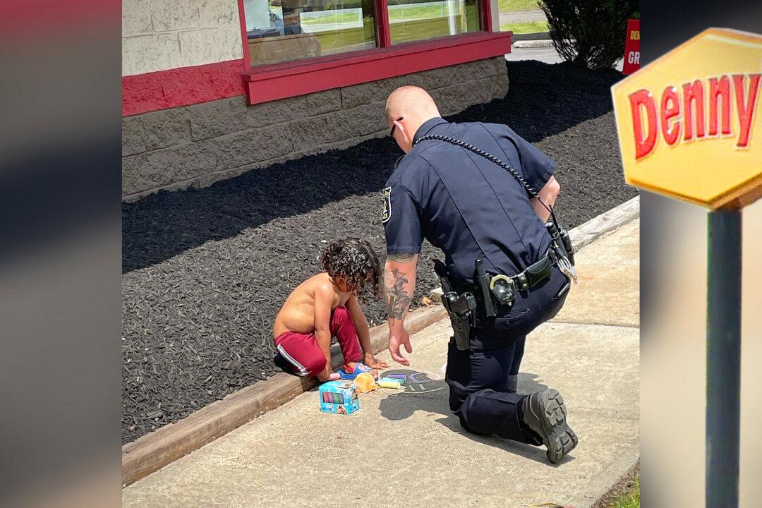 Touching Photo Shows Police Officer Comforting Homeless Child Living in Denny’s Parking Lot With Mom