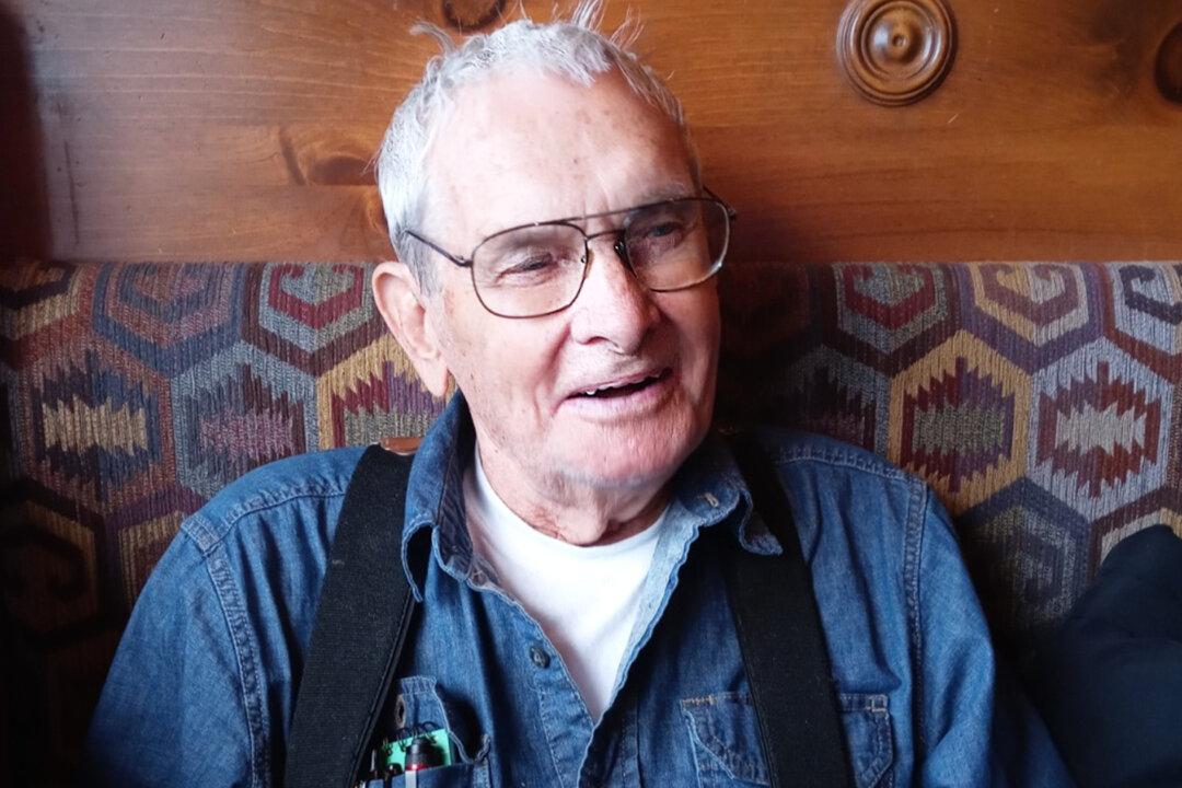 94-Year-Old Vet Was Homeless, Living in Van in Walmart Parking Lot—Until Kind Strangers Step In