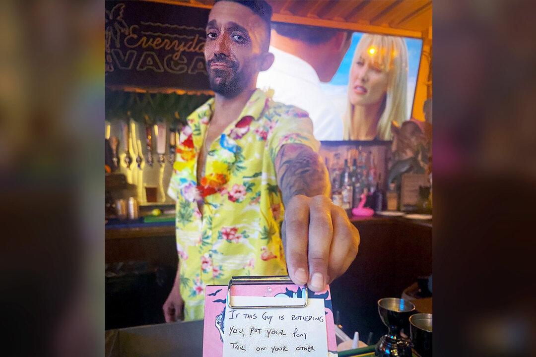 Quick-Thinking Bartender Sees Creepy Guy Hitting On Lady, so He Hands Her ‘Receipt’ With Message