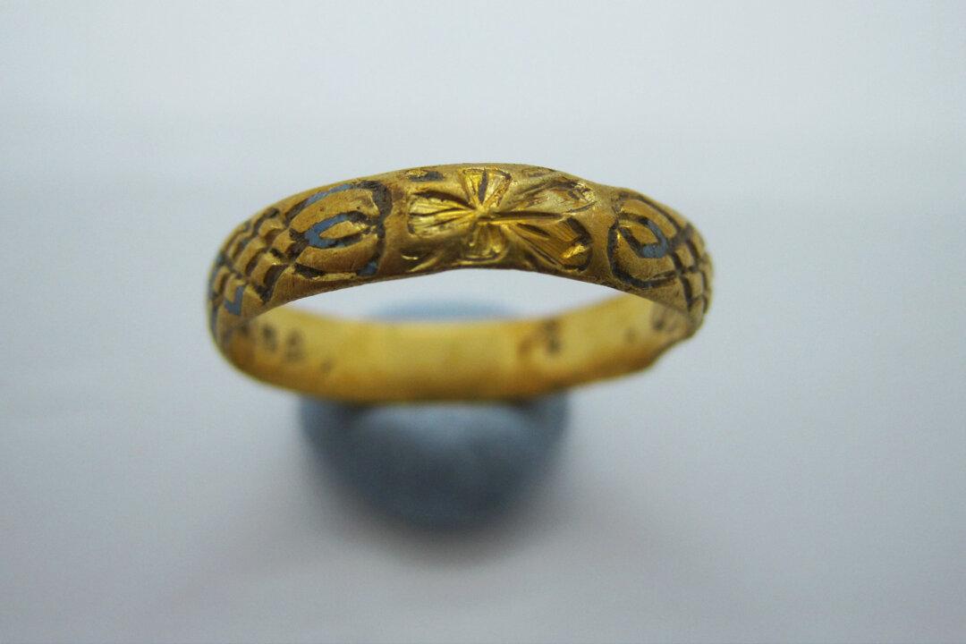 Metal Detectorist Discovers 400-Year-Old Gold Posy Ring Engraved With 2 Hearts