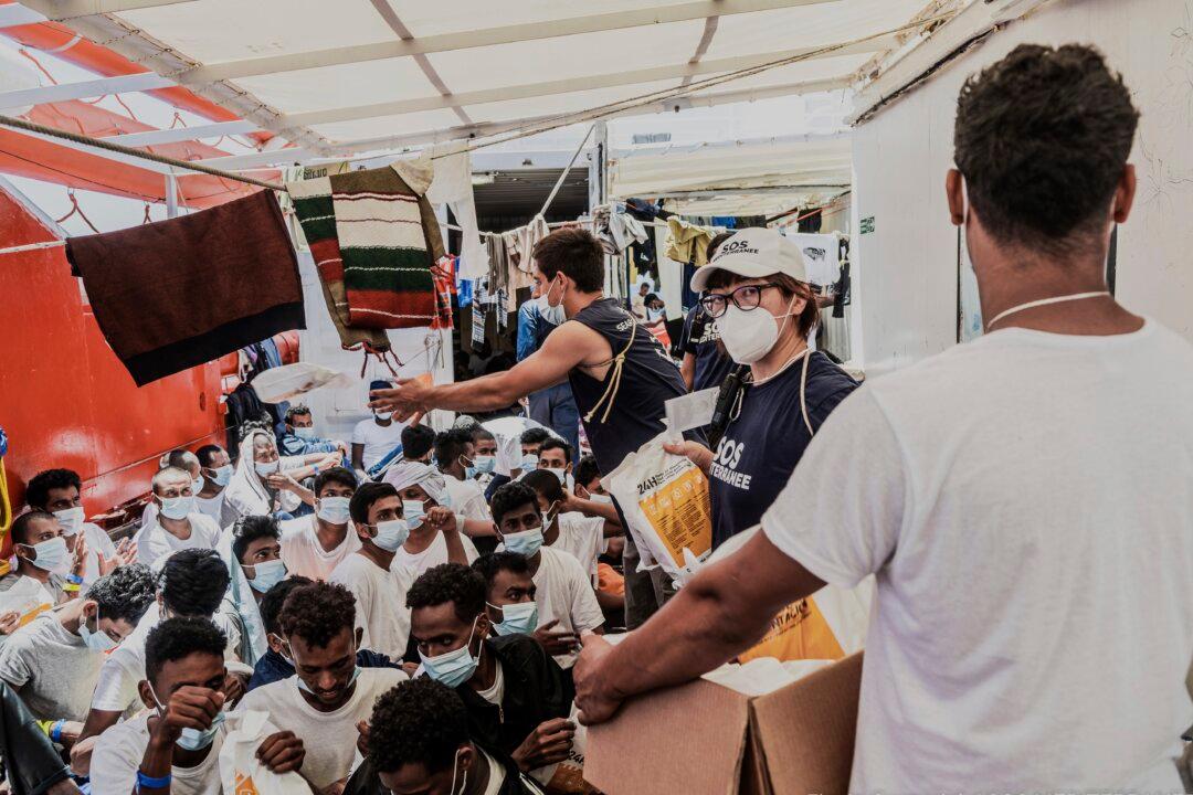 Hundreds of Rescued Migrants Disembark in Southern Italy