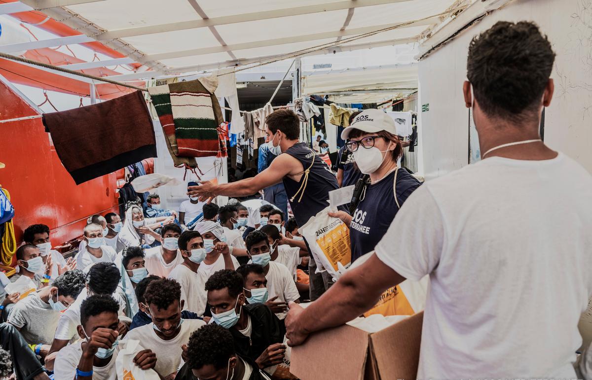 Hundreds of Rescued Migrants Disembark in Southern Italy