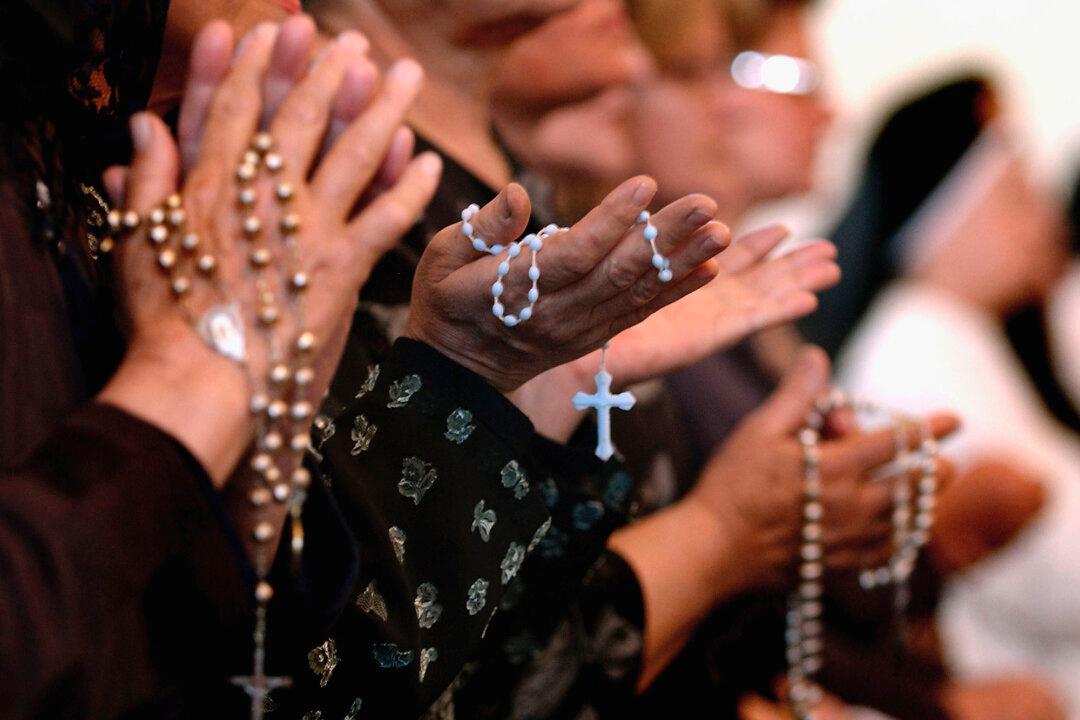 MA Catholic School Enlists Lesbian, Gay Activist as Graduation Speaker