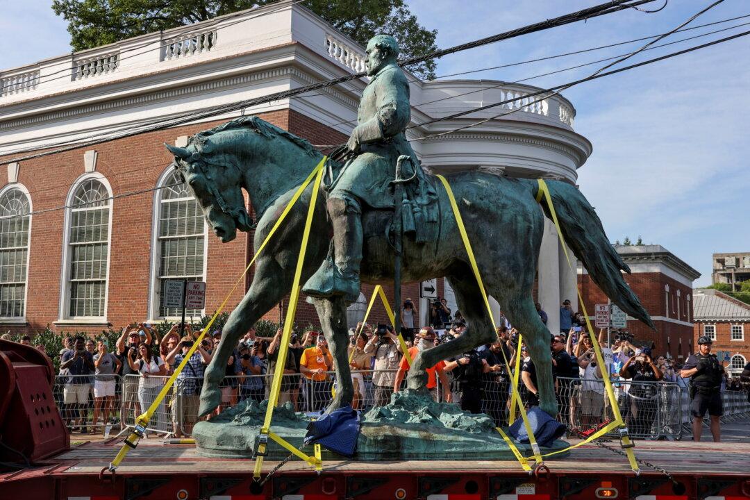 Charlottesville Removes Confederate Robert E. Lee Statue
