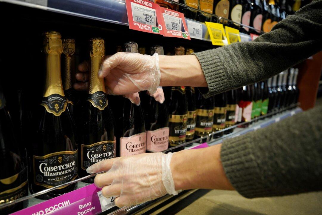 France Sees Talks With Russia as Best Way to Resolve Champagne Row: Minister